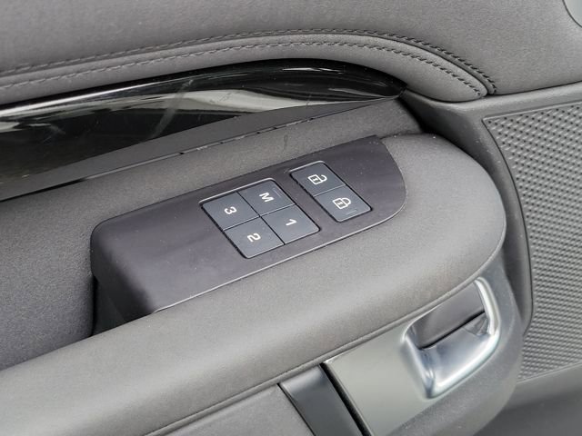 Used 2024 Land Rover Discovery S image 27
