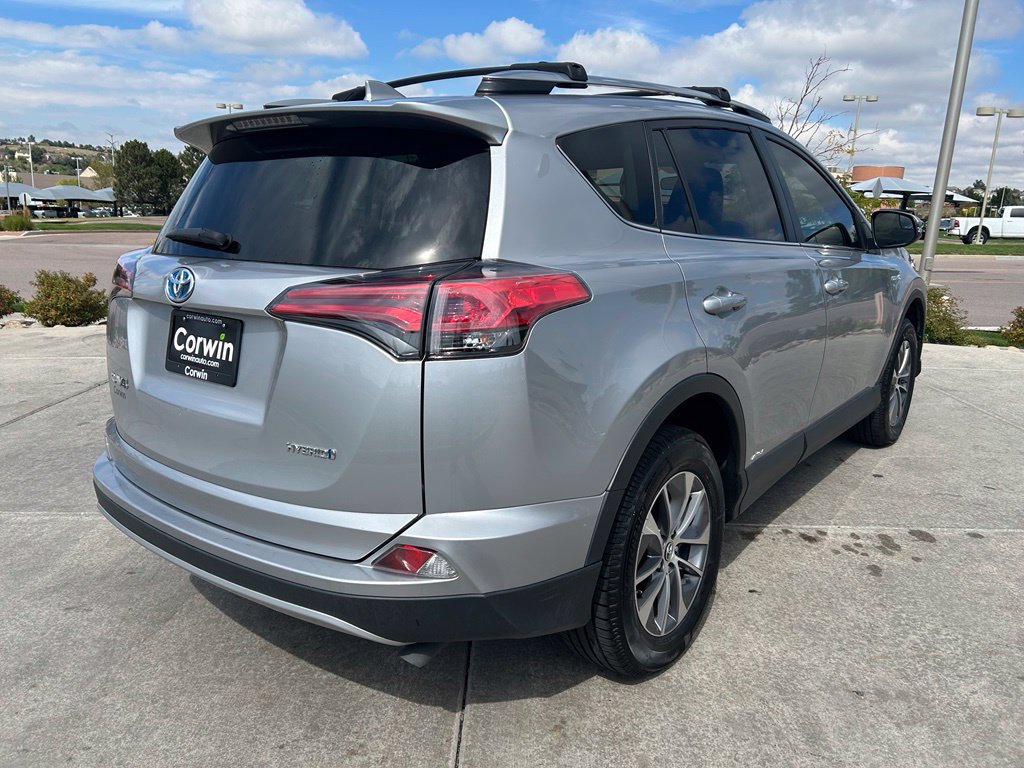 Used 2018 Toyota RAV4 LE AWD/4WD image 8
