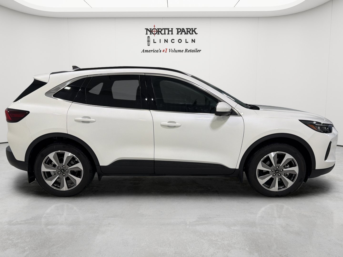 Used 2025 Ford Escape Platinum w/ Premium Technology Package AWD/4WD image 6