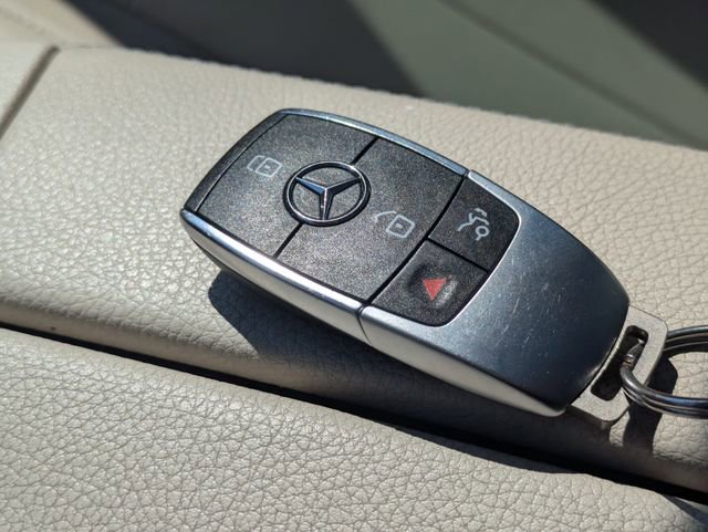 Used 2022 Mercedes-Benz GLB 250 w/ Premium Package Lite image 34