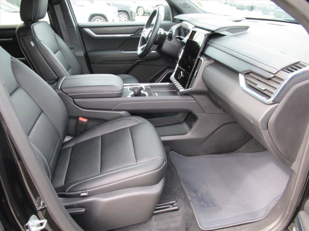 Used 2025 GMC Acadia Elevation image 10