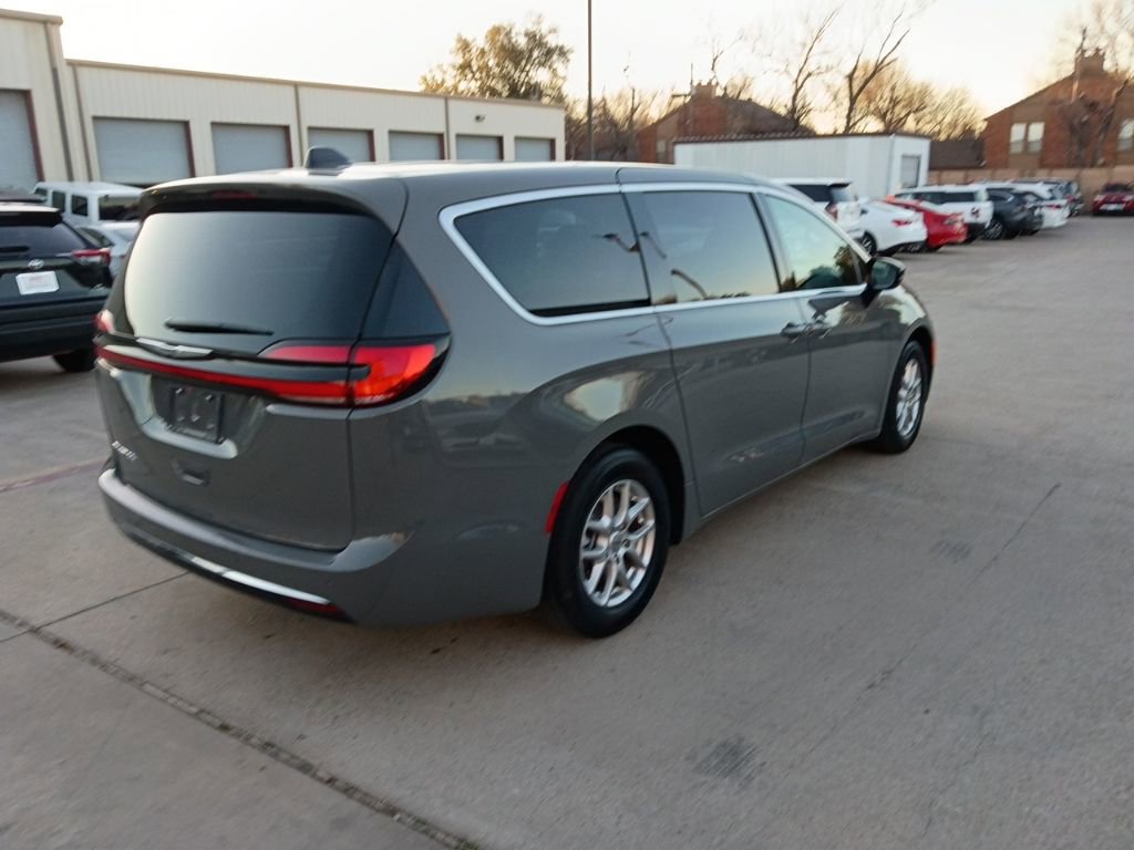 Used 2025 Chrysler Pacifica Select image 9