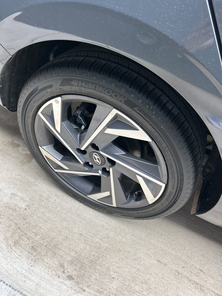 Certified 2025 Hyundai Elantra Limited FWD image 17