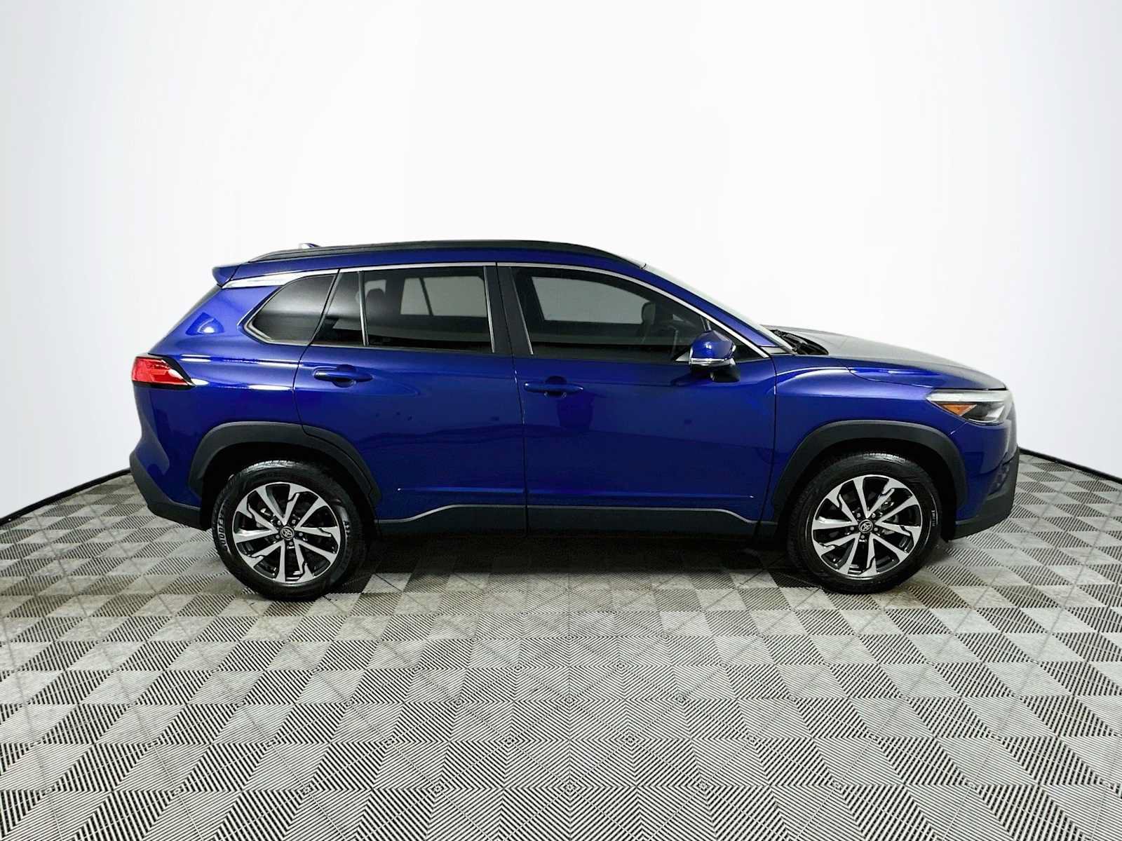 Used 2022 Toyota Corolla Cross XLE w/ Convenience Package FWD image 8
