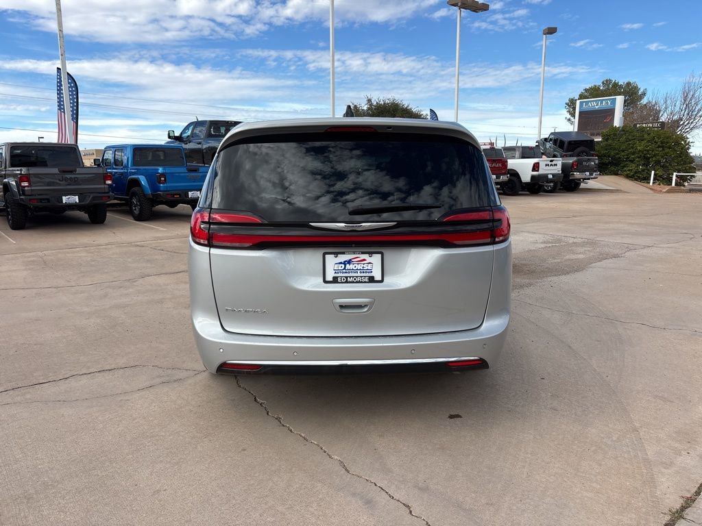 Used 2024 Chrysler Pacifica Touring-L image 6