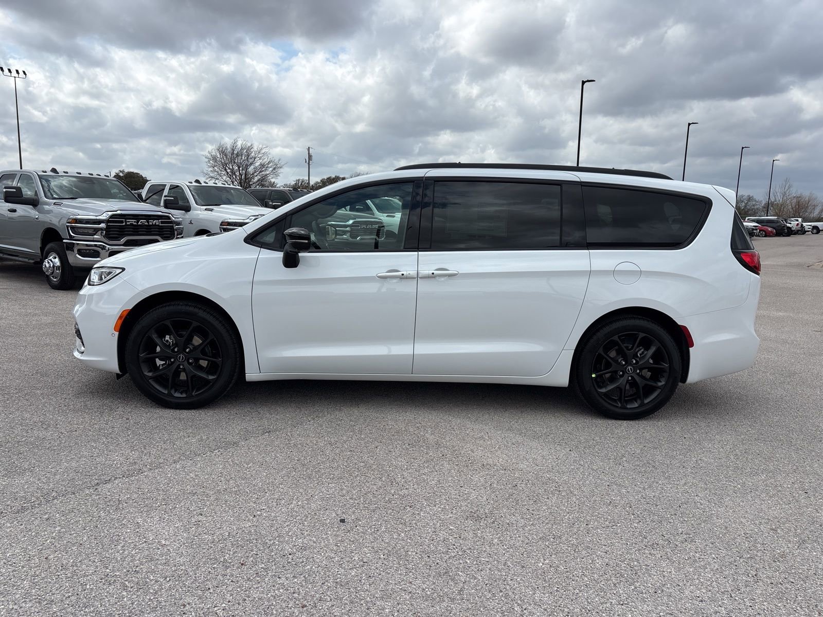New 2026 Chrysler Pacifica Limited w/ S Appearance Package image 2