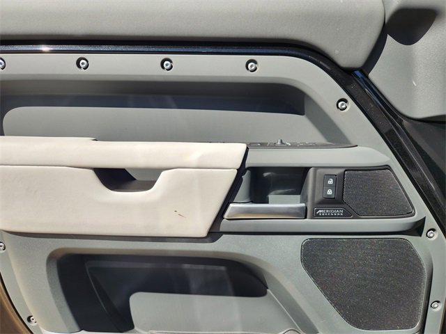 Used 2025 Land Rover Defender 130 X-Dynamic SE image 22
