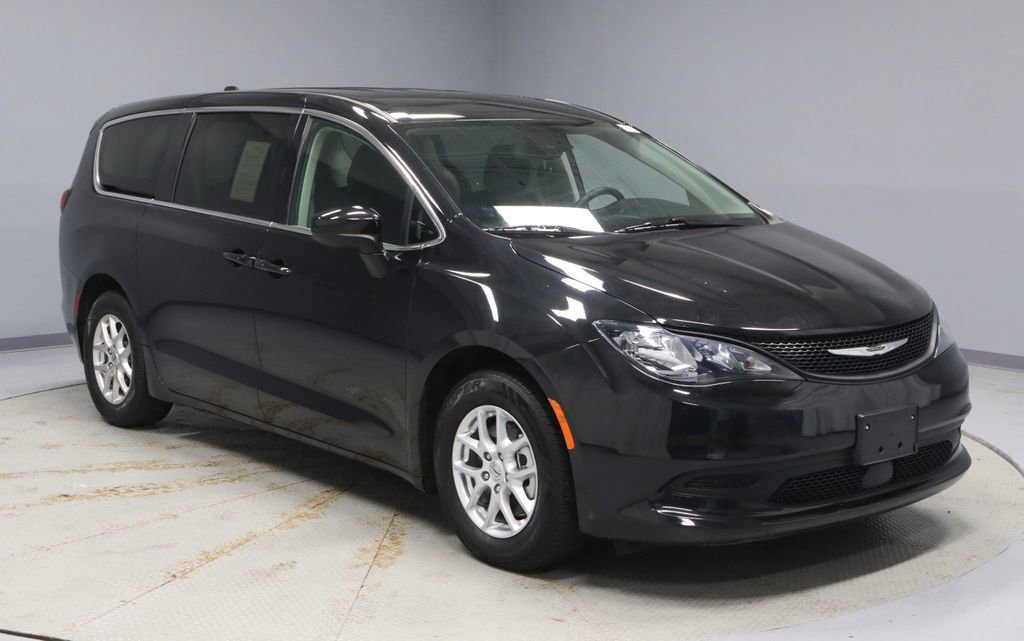 Used 2023 Chrysler Voyager LX FWD image 1