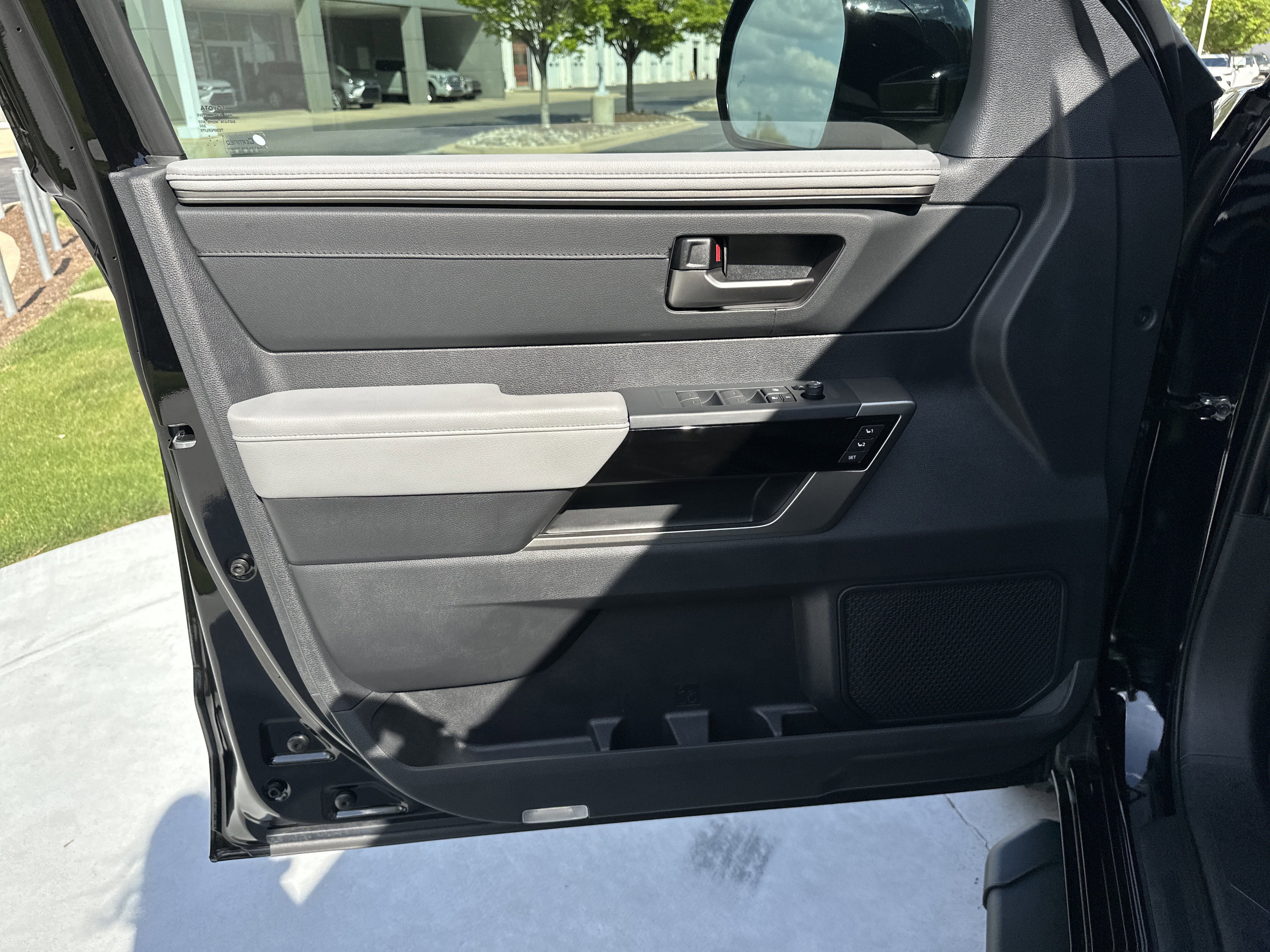 Used 2025 Toyota Tundra Limited AWD/4WD image 14