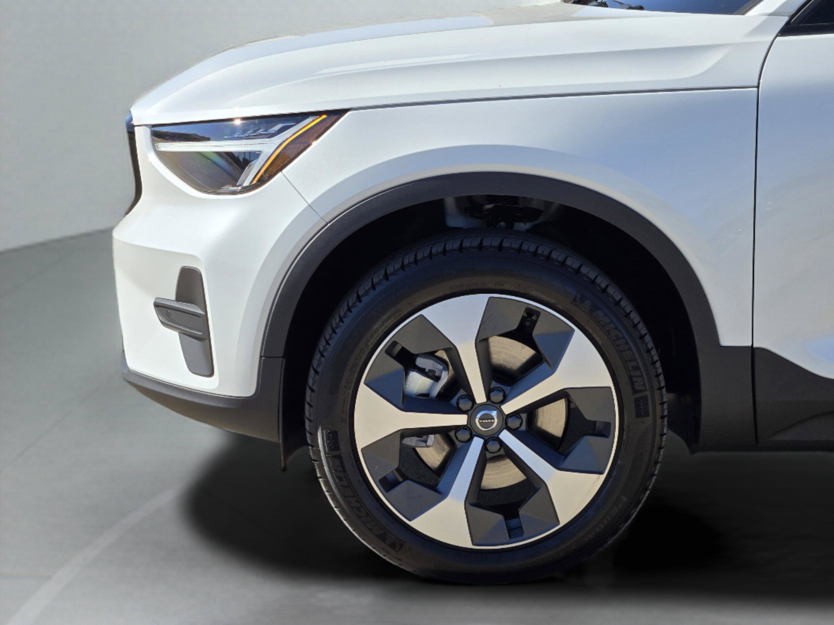 New 2026 Volvo XC40 B4 Core w/ Climate Package FWD image 31