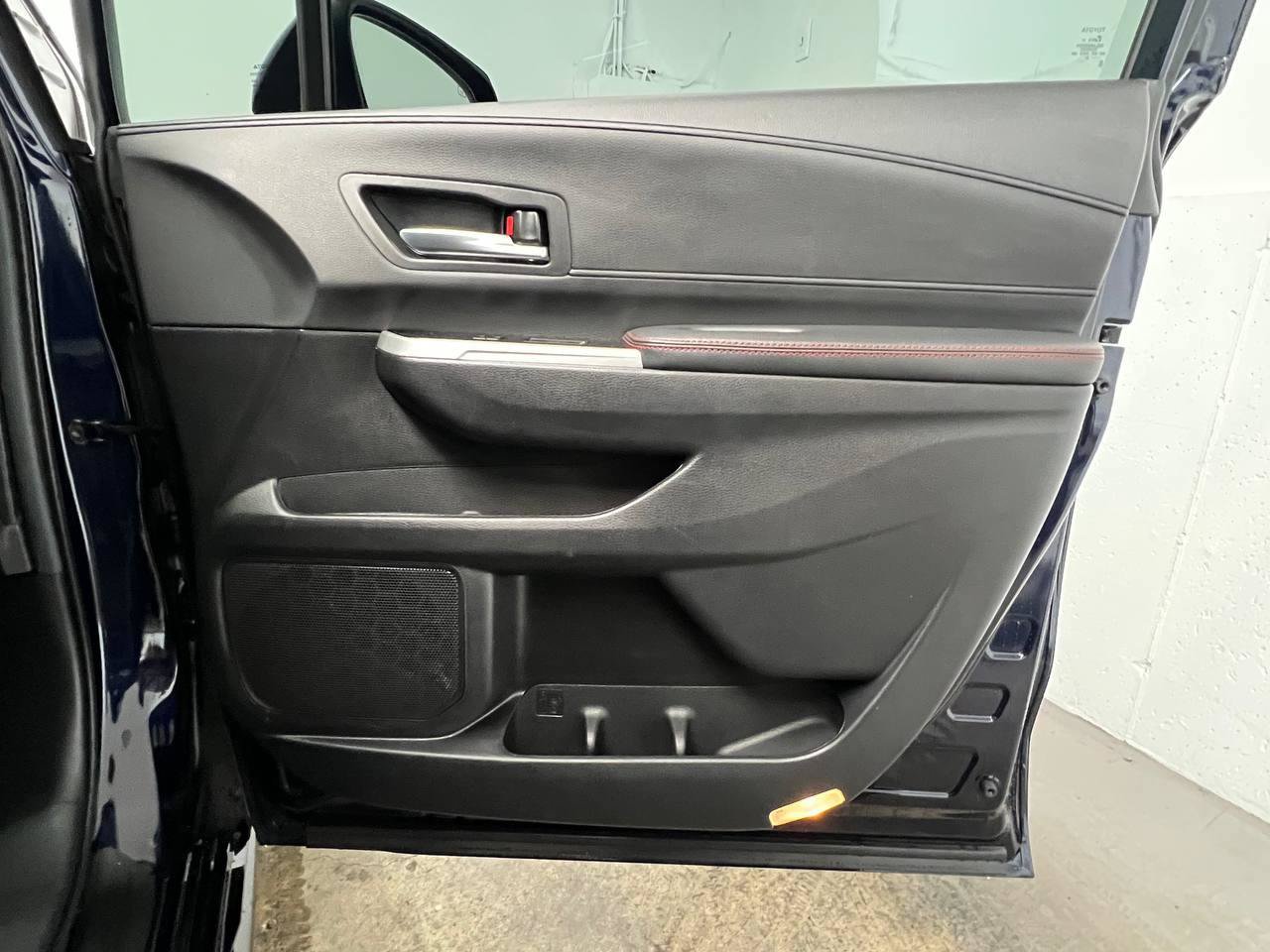 Used 2025 Toyota Sienna XSE w/ XSE Premium Package FWD image 13