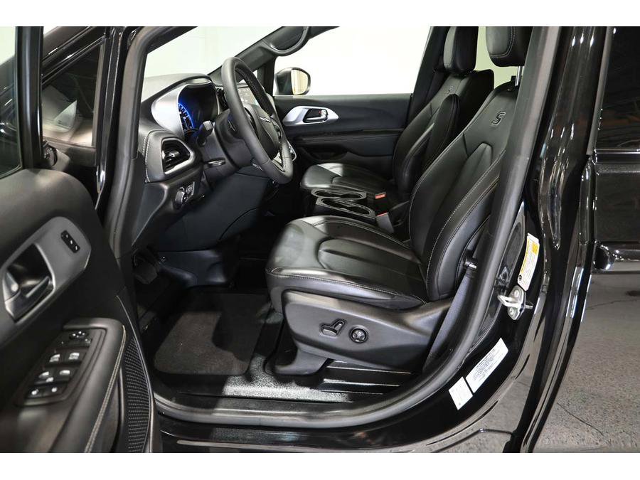 Used 2023 Chrysler Pacifica Touring-L w/ S Appearance Package image 13