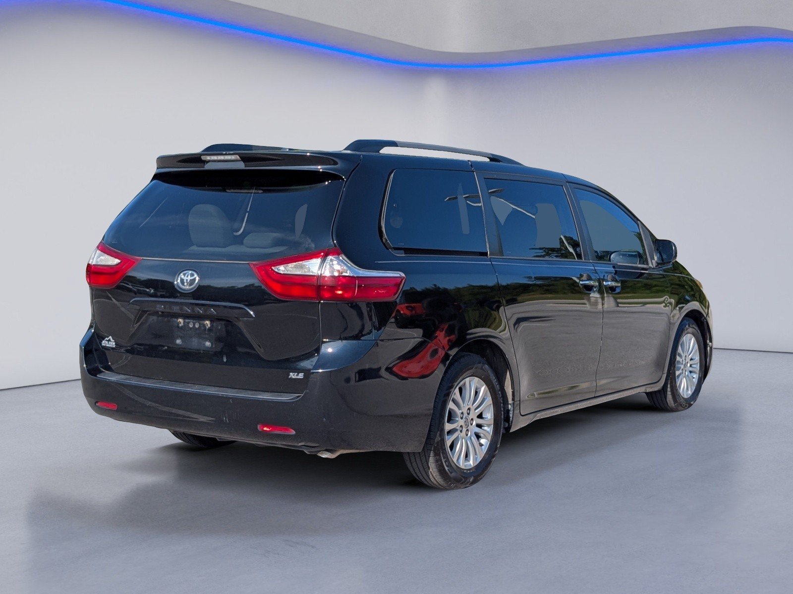Used 2015 Toyota Sienna XLE FWD image 9