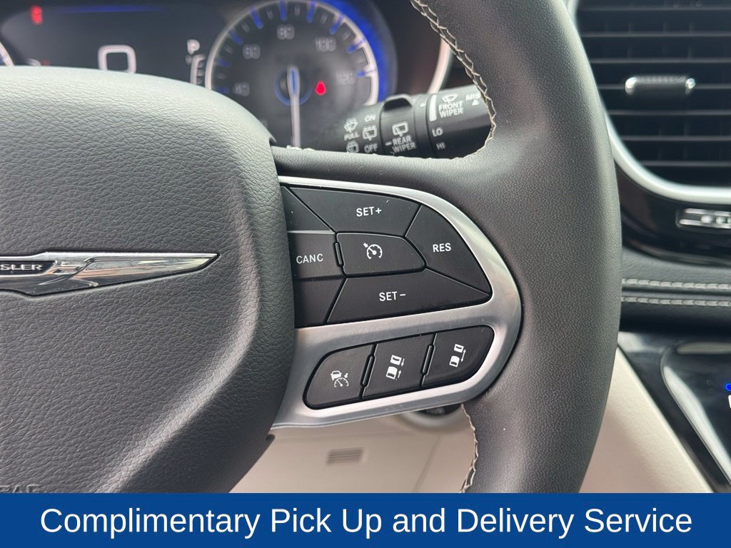 Used 2023 Chrysler Pacifica Limited FWD image 13