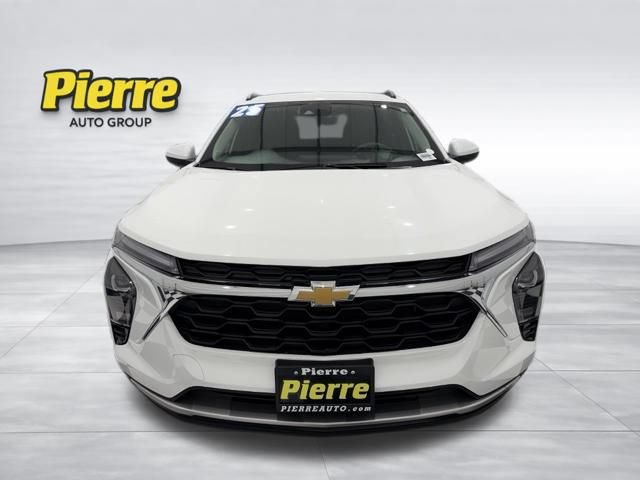 Used 2025 Chevrolet Trax LT FWD image 7