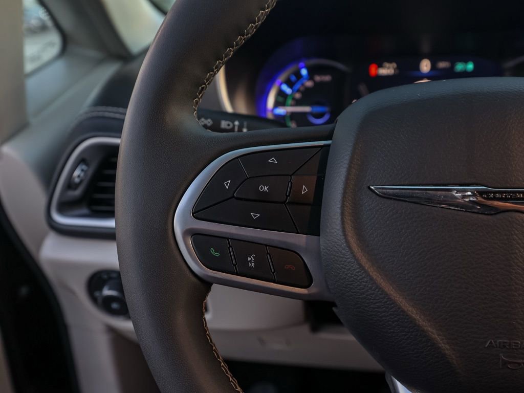 Used 2024 Chrysler Pacifica Select image 25