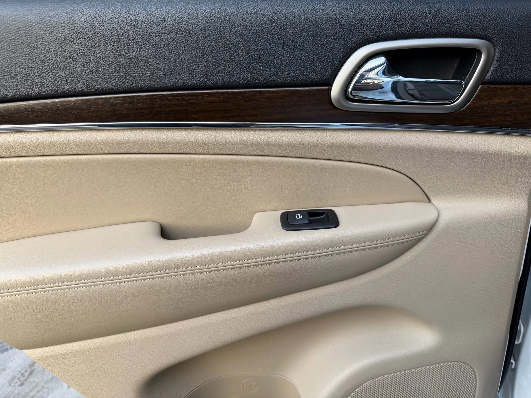 Used 2015 Jeep Grand Cherokee Limited w/ Luxury Group II image 11