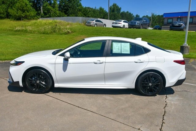 Used 2025 Toyota Camry SE image 3