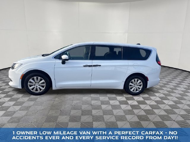 Used 2020 Chrysler Voyager L FWD image 3