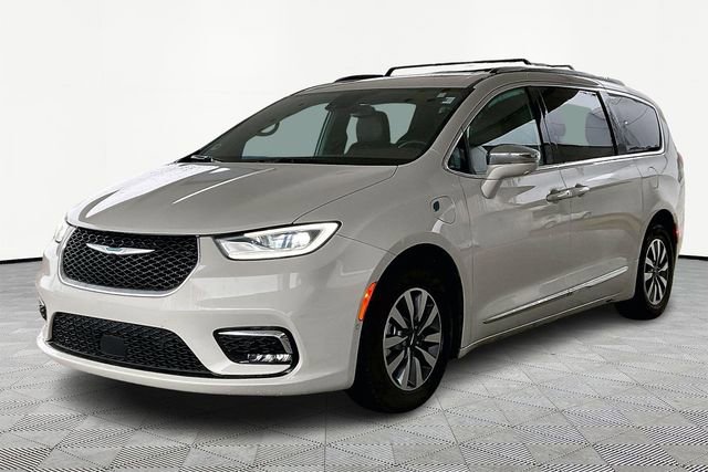 Used 2021 Chrysler Pacifica Limited w/ Uconnect Theater Family Group image 3