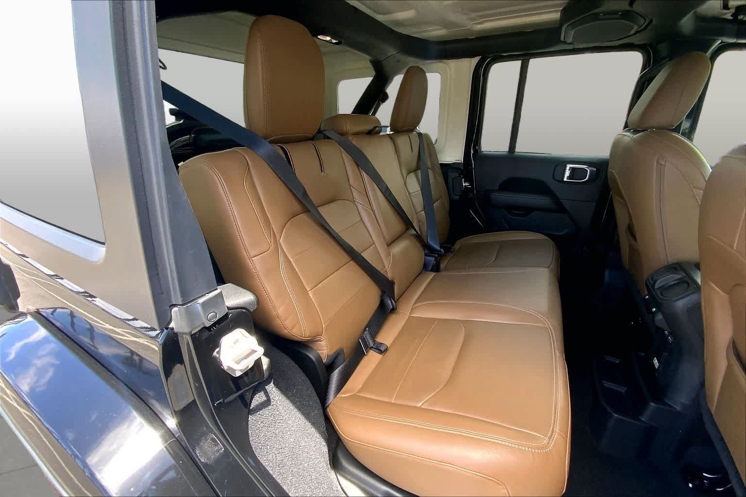 Used 2022 Jeep Wrangler Unlimited Sahara w/ Cold Weather Group AWD/4WD image 18