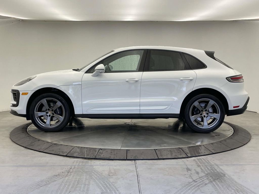Certified 2025 Porsche Macan image 2