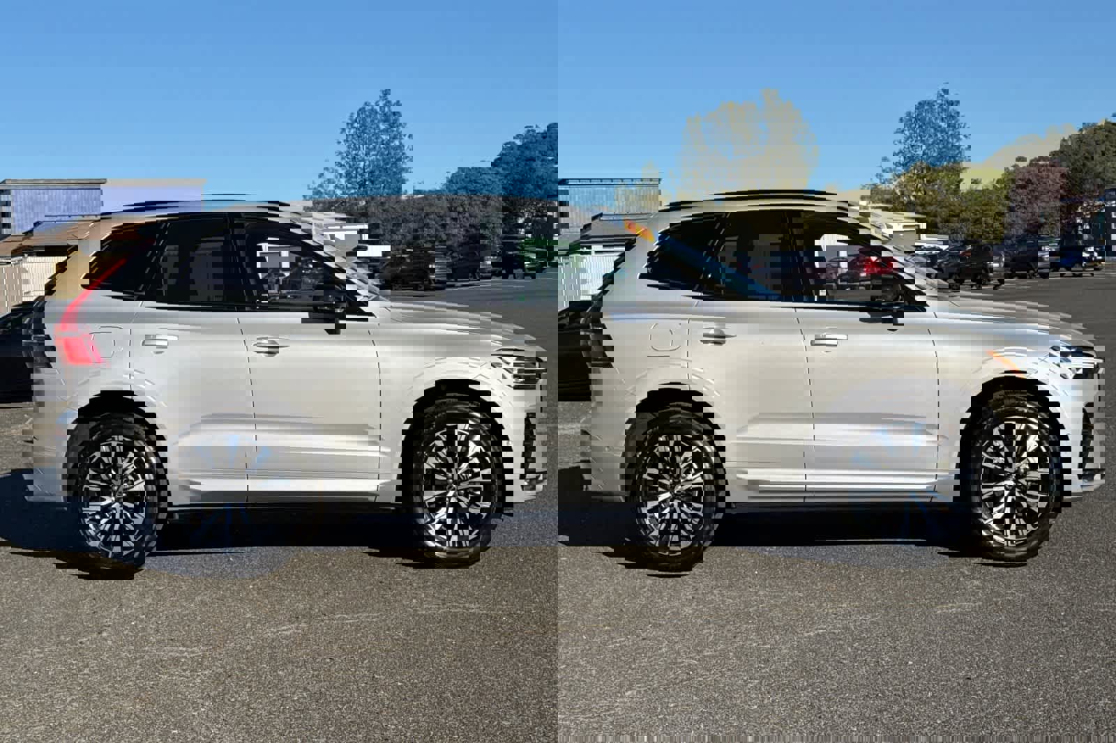 Used 2025 Volvo XC60 B5 Plus image 2