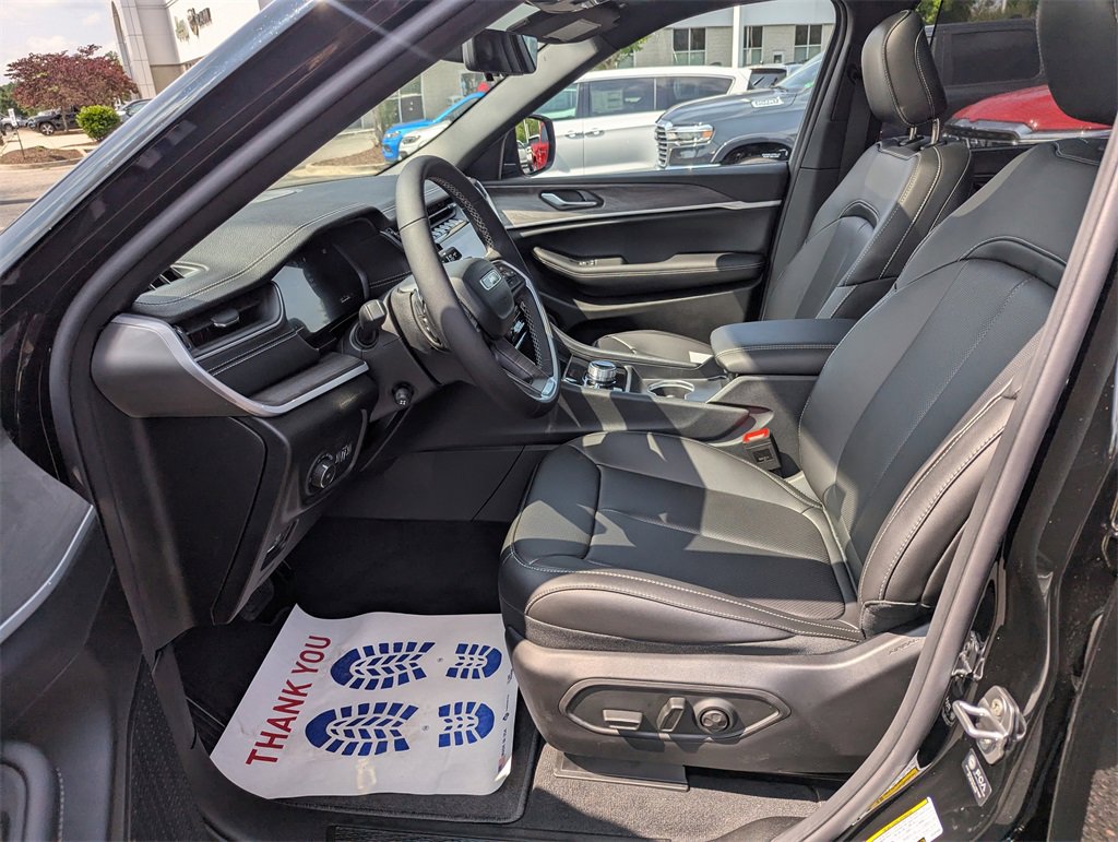 New 2025 Jeep Grand Cherokee L Limited w/ Luxury Tech Group II image 10