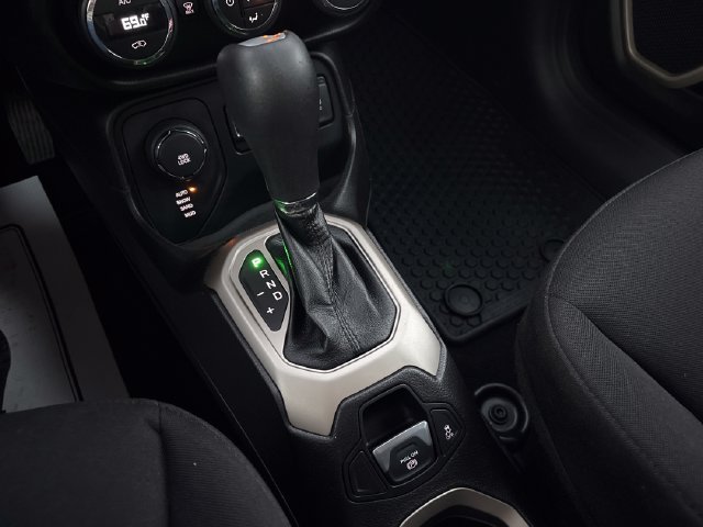 Used 2017 Jeep Renegade Latitude w/ Popular Equipment Group AWD/4WD image 18