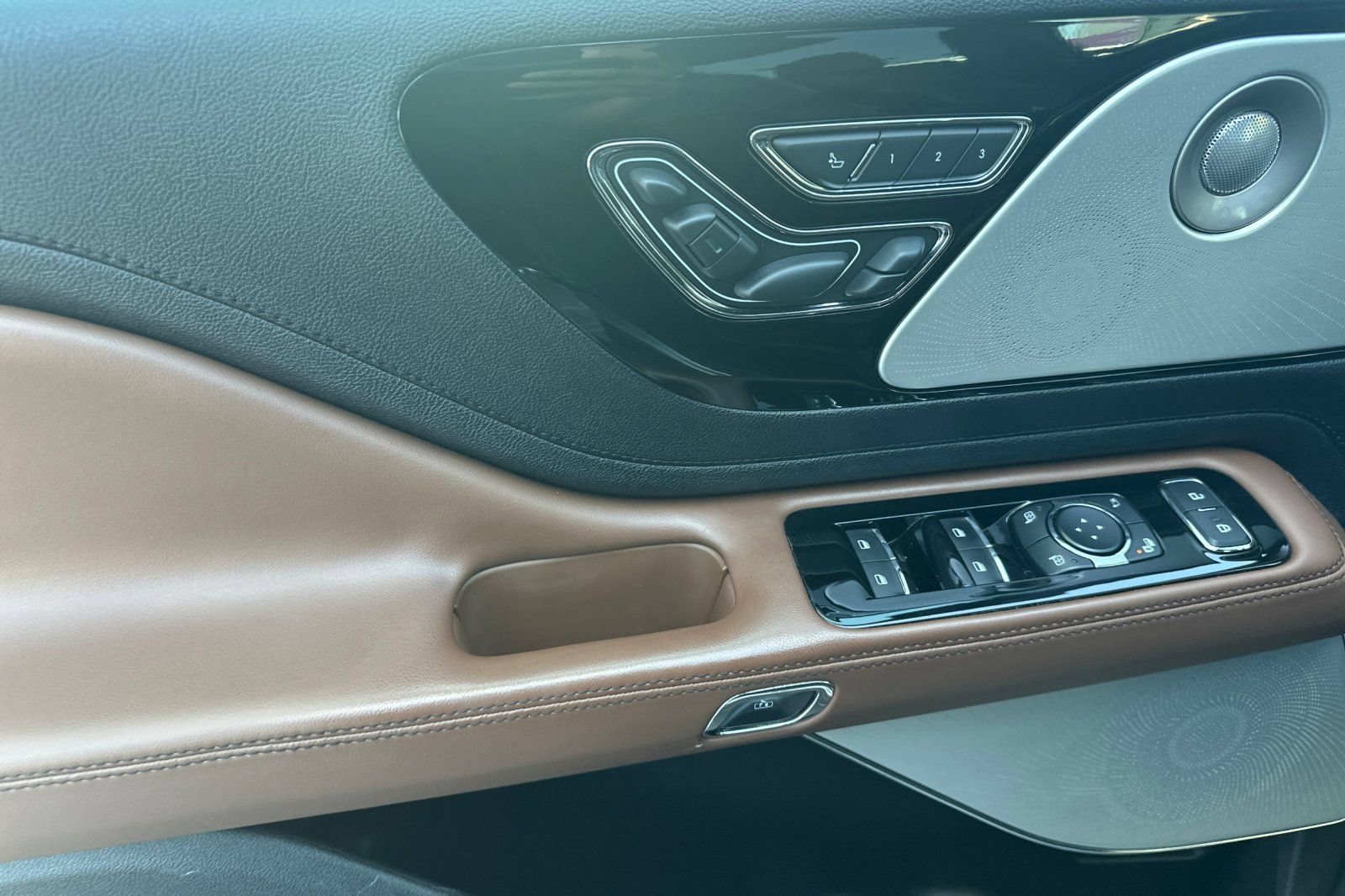 Used 2020 Lincoln Aviator Reserve AWD/4WD image 12