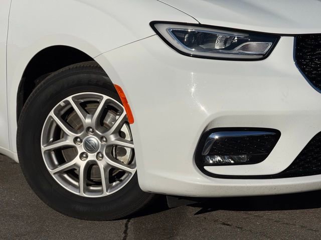 Used 2024 Chrysler Pacifica Touring-L image 2