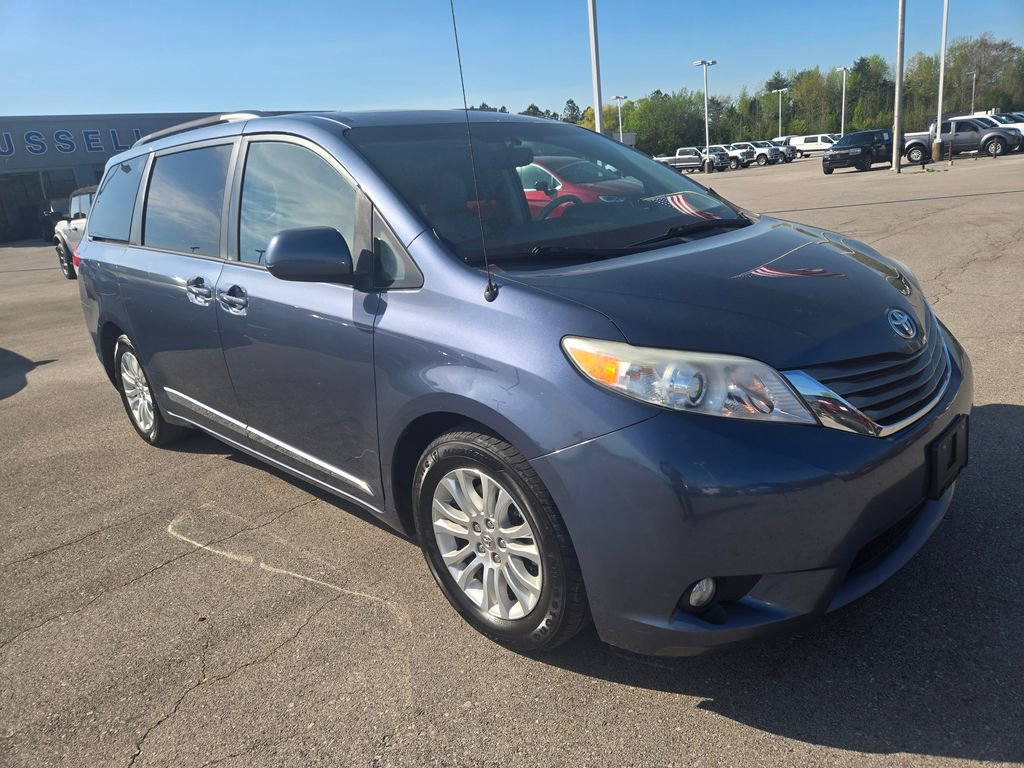 Used 2014 Toyota Sienna XLE image 2