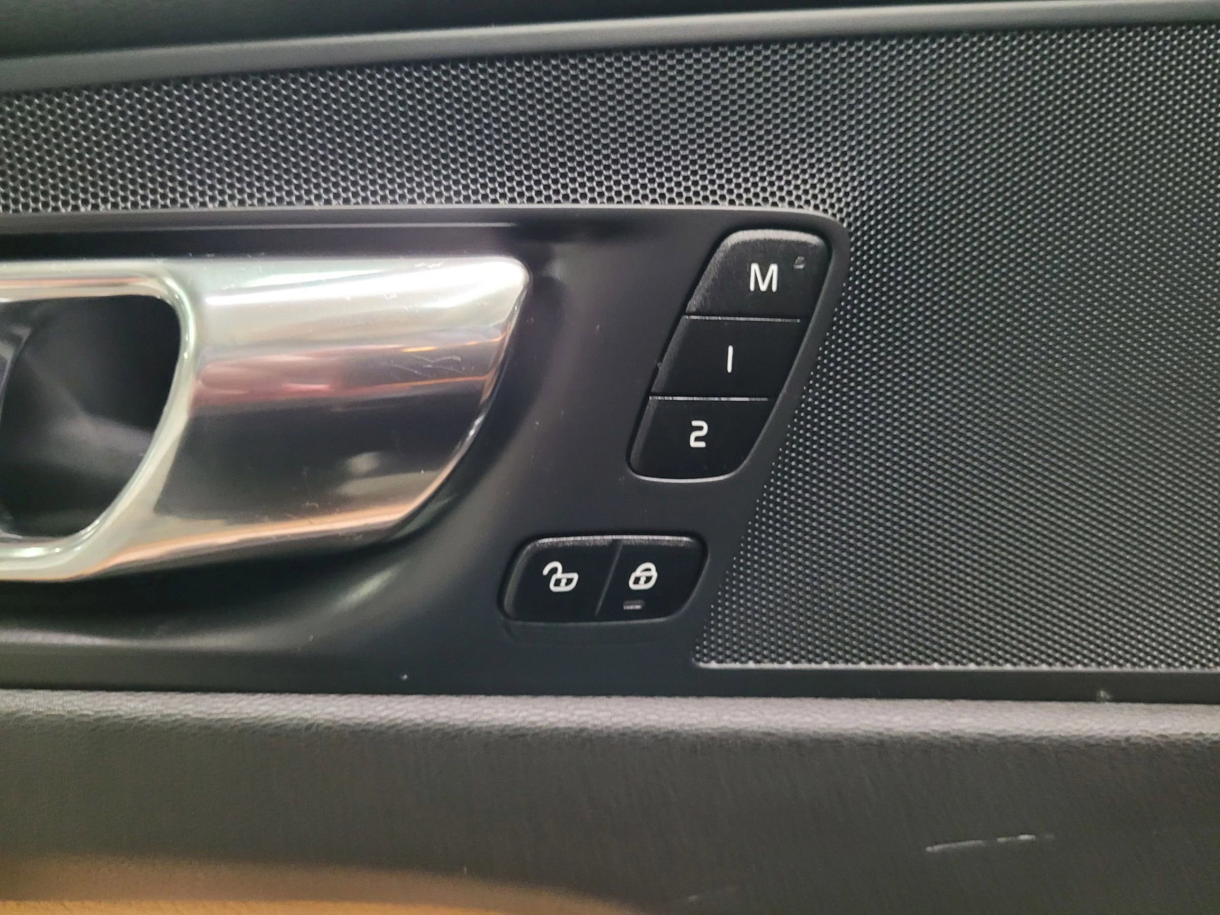 Used 2018 Volvo XC60 T5 Momentum w/ Vision Package image 17