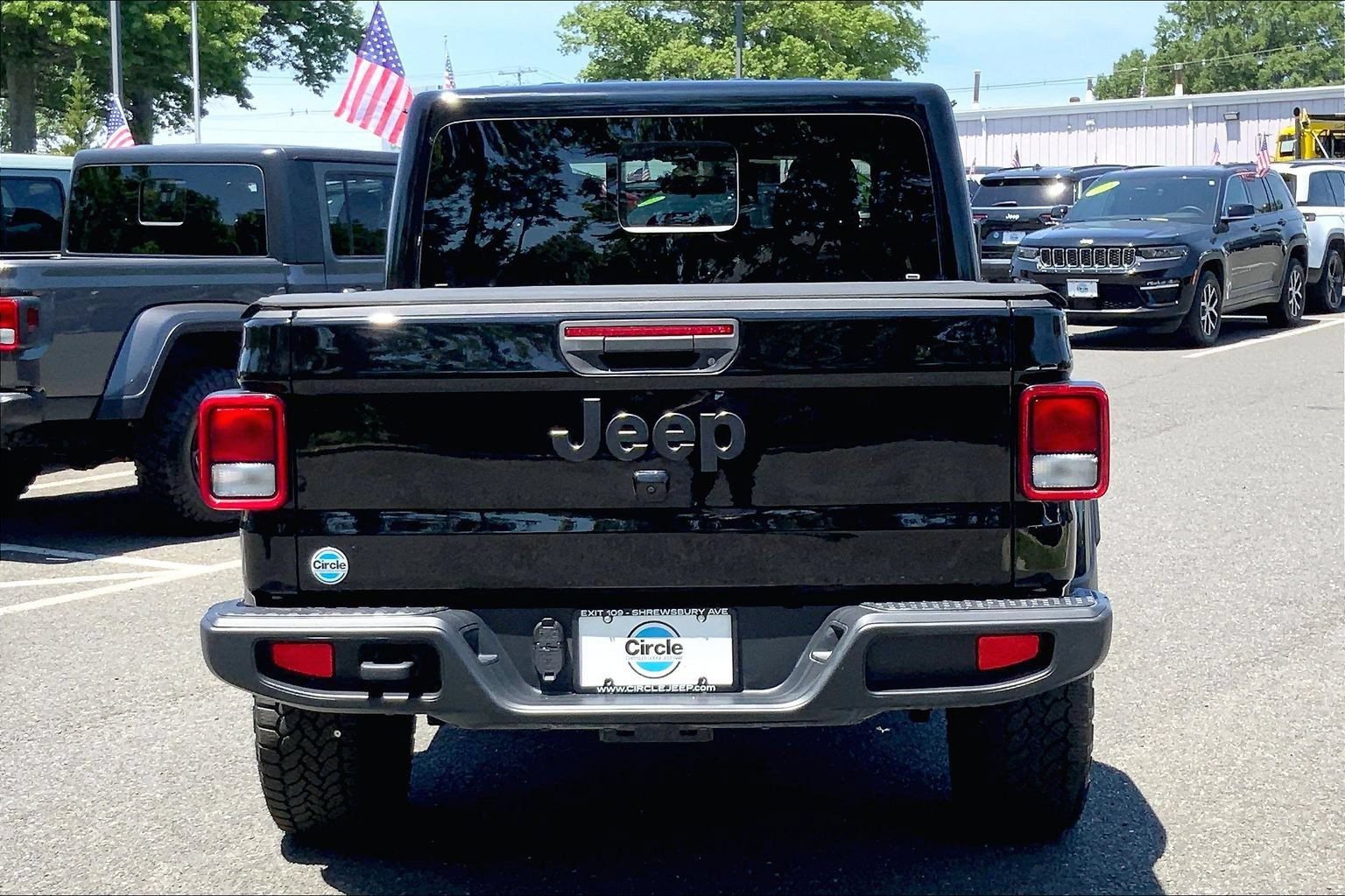 Certified 2024 Jeep Gladiator Sport AWD/4WD image 3