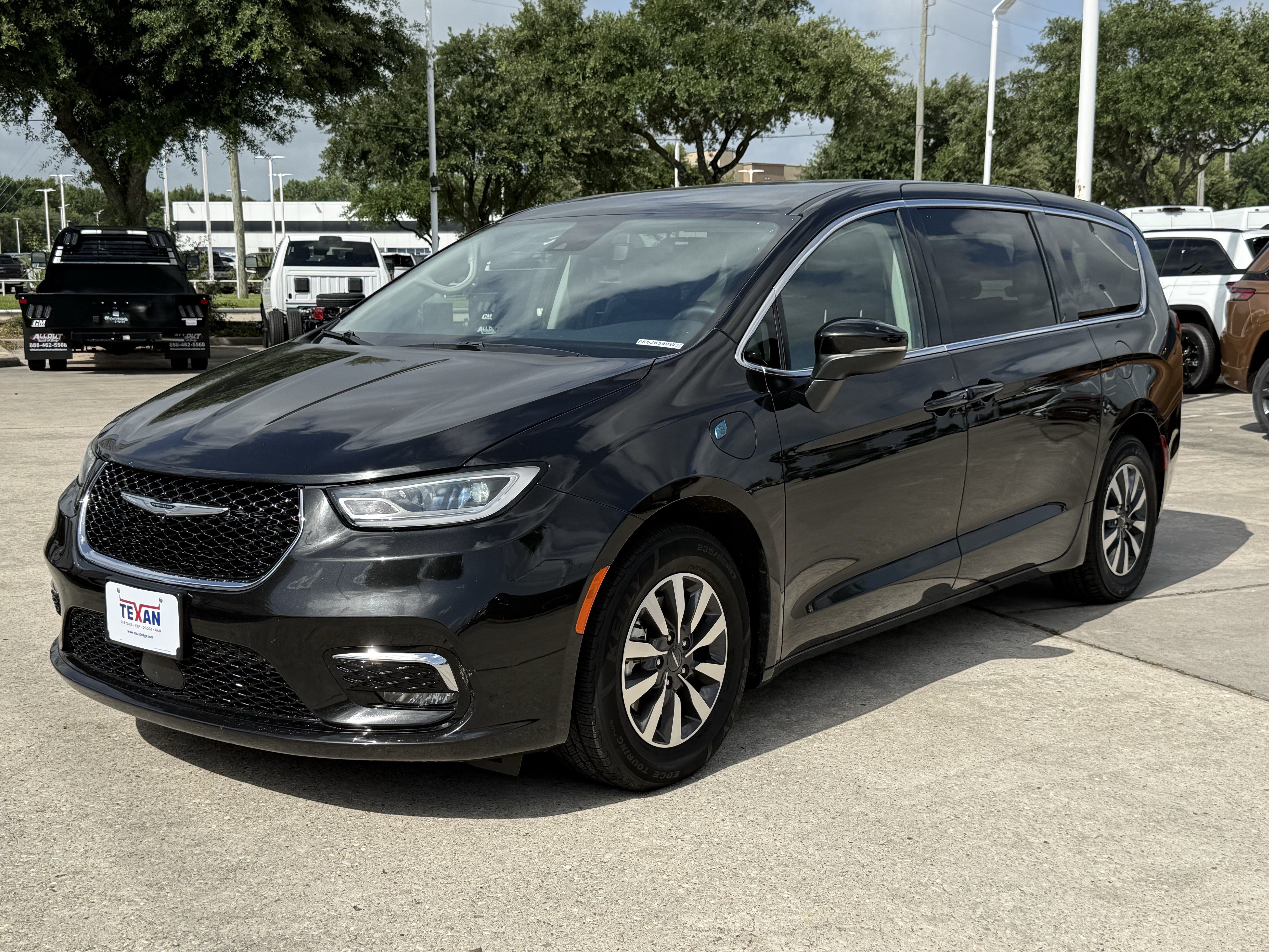 Used 2023 Chrysler Pacifica Touring-L FWD image 9