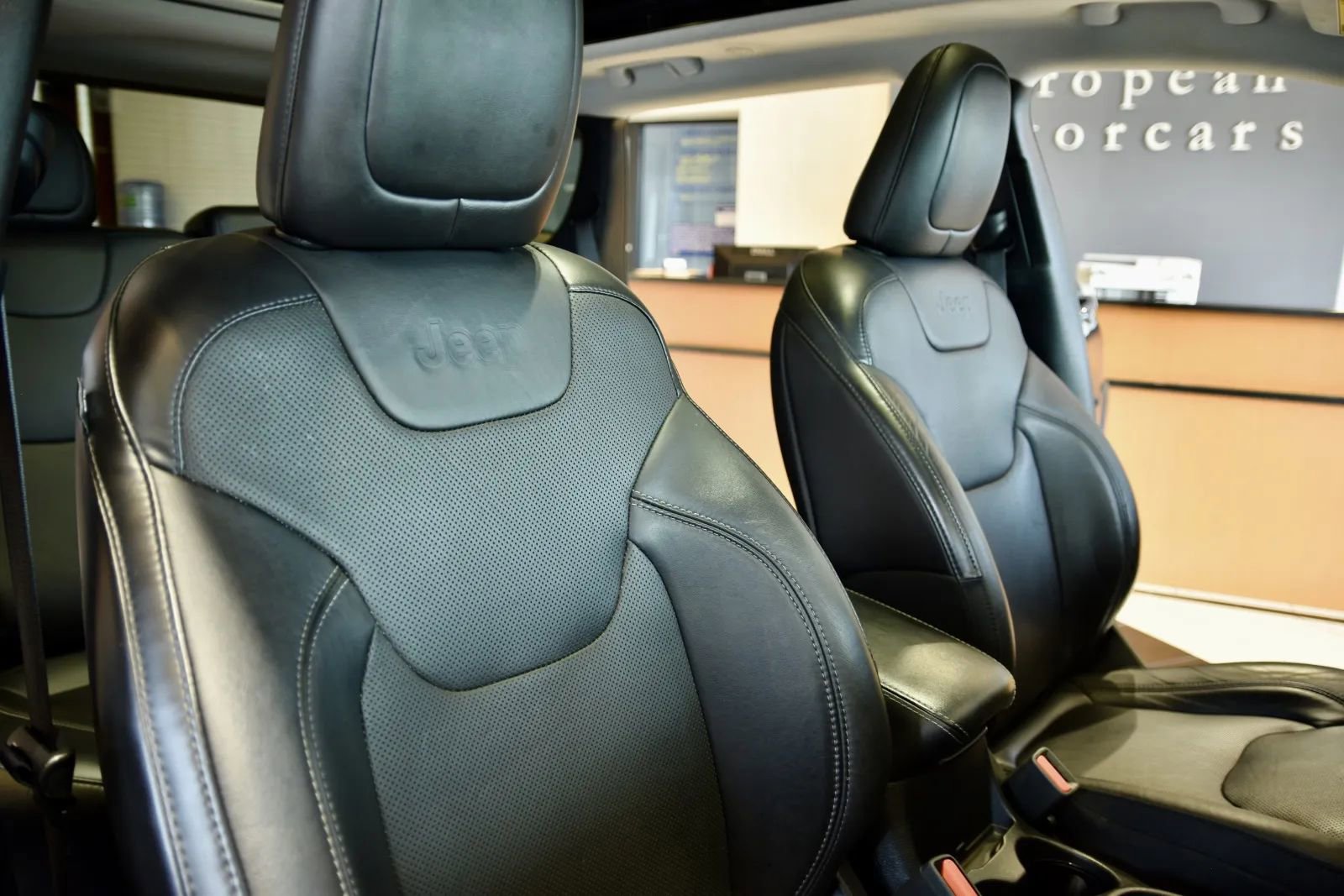 Used 2019 Jeep Cherokee Limited image 26