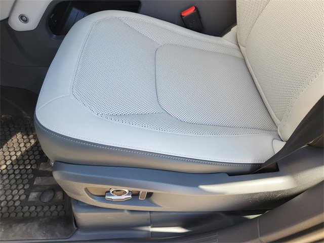 Used 2025 Land Rover Defender 130 X-Dynamic SE image 23