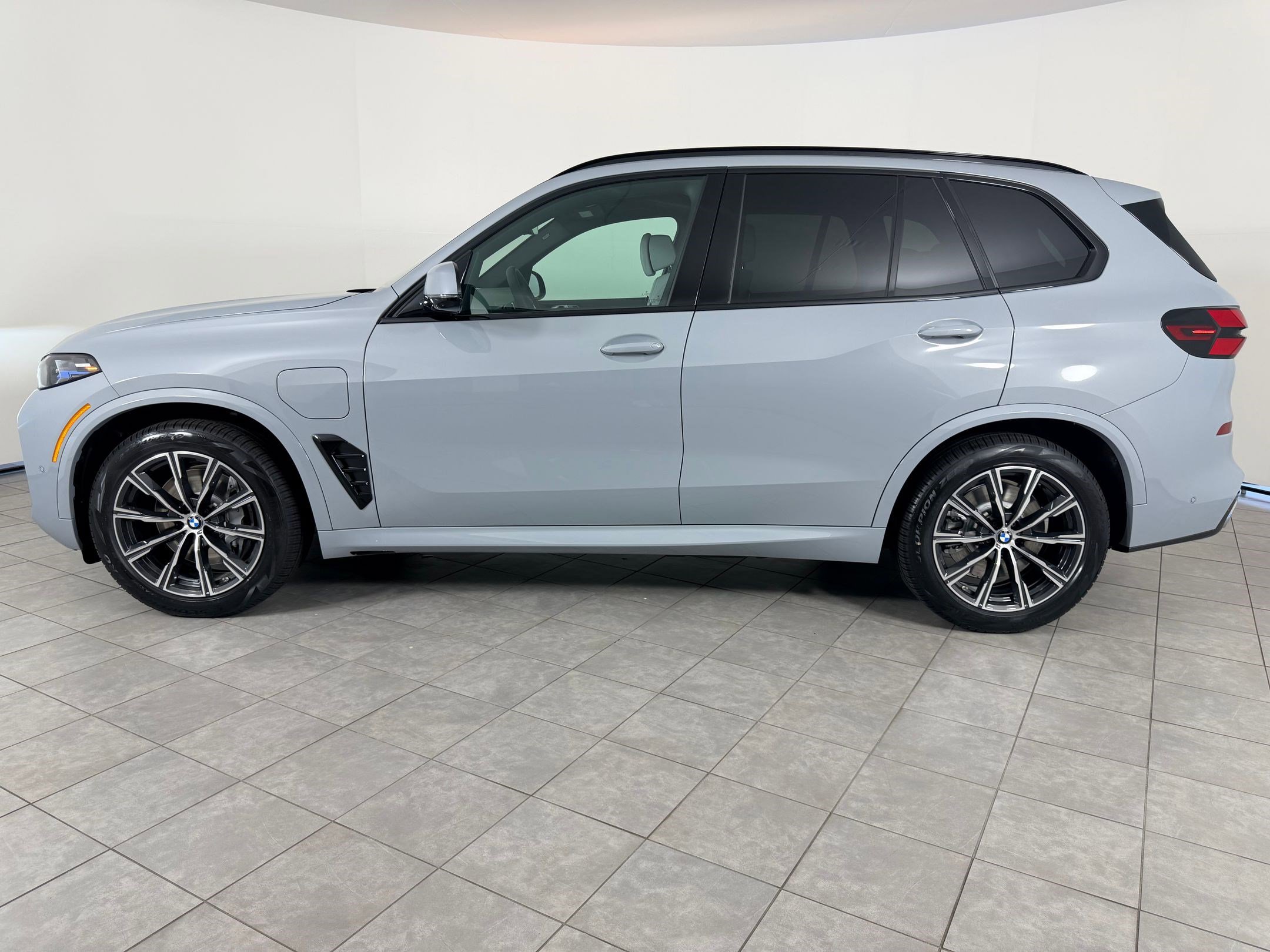 New 2026 BMW X5 xDrive50e w/ M Sport Package AWD/4WD image 2