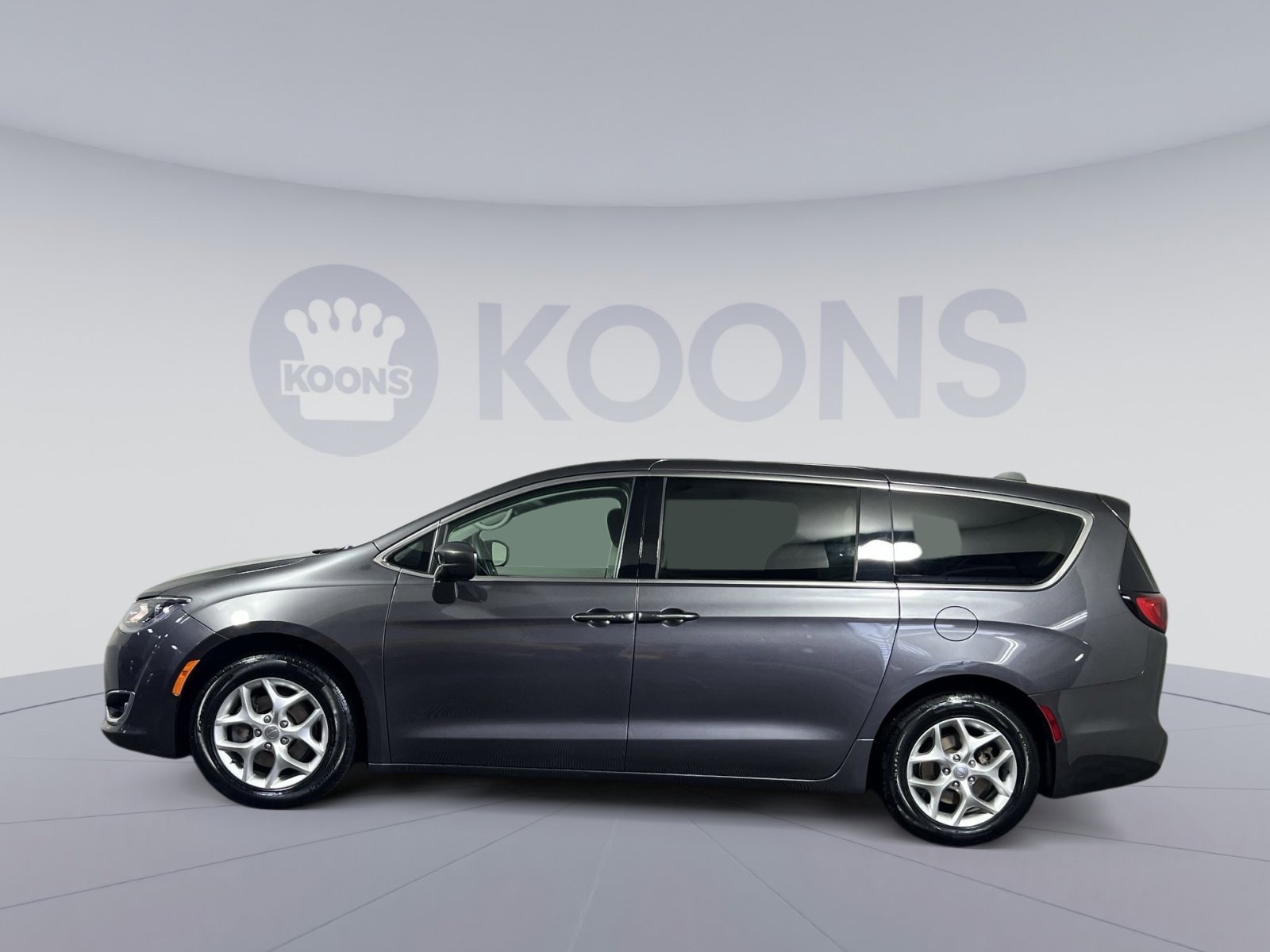 Used 2019 Chrysler Pacifica Touring Plus w/ Tire & Wheel Group FWD image 7