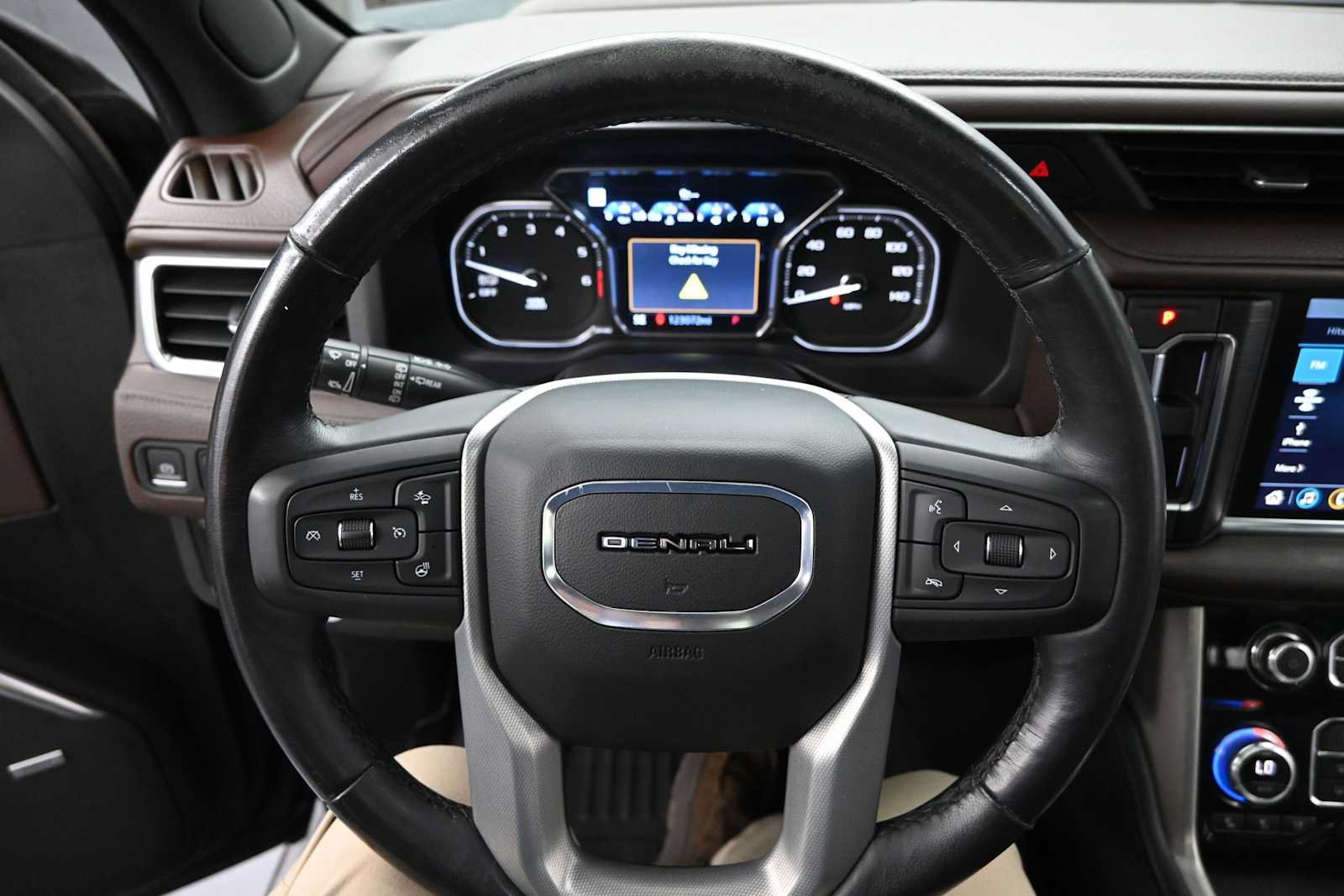 Used 2021 GMC Yukon Denali w/ Denali Premium Package RWD image 14