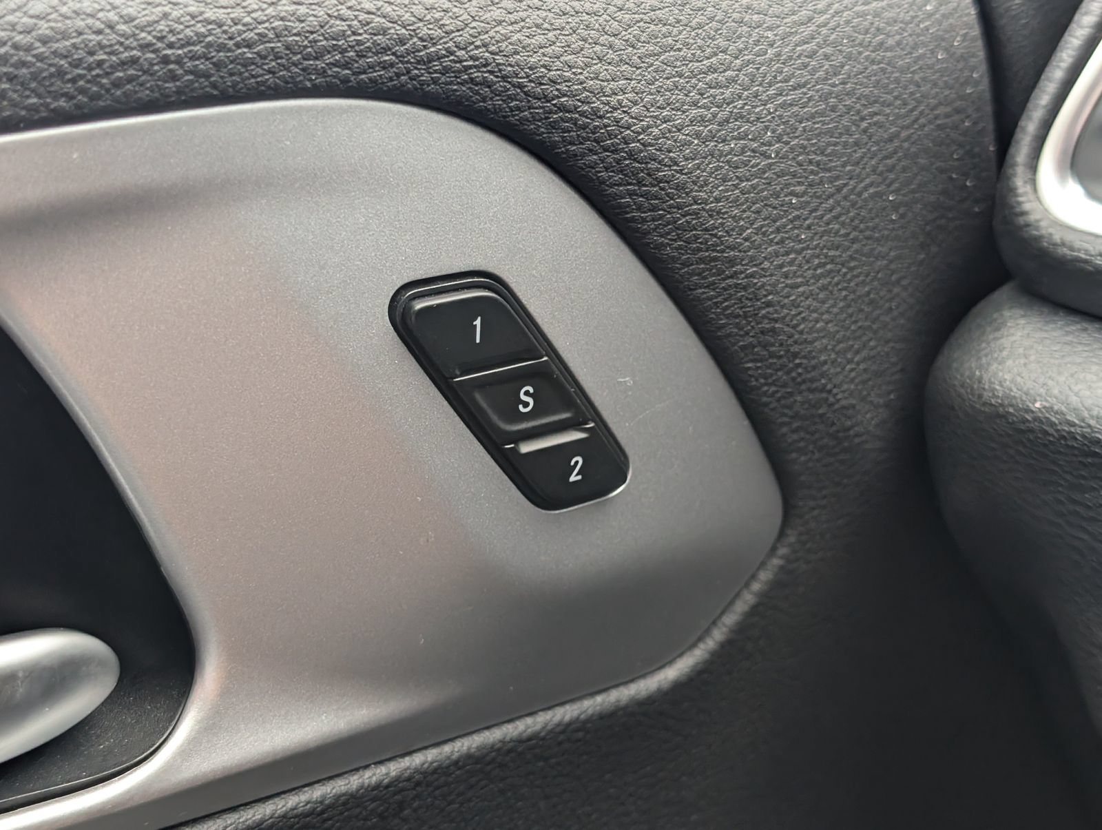 Used 2025 Chrysler Pacifica Limited FWD image 19