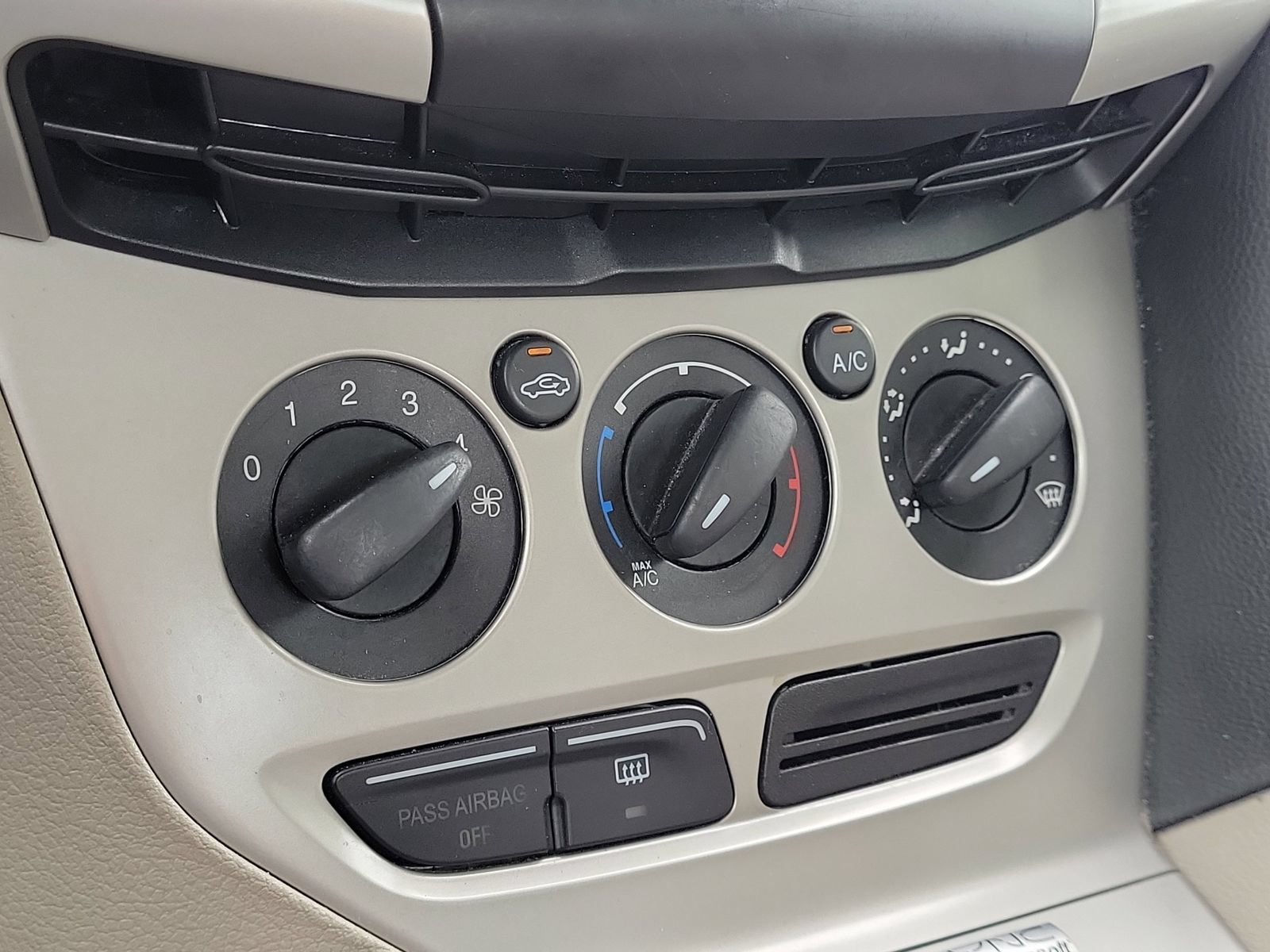 Used 2012 Ford Focus SE FWD image 24