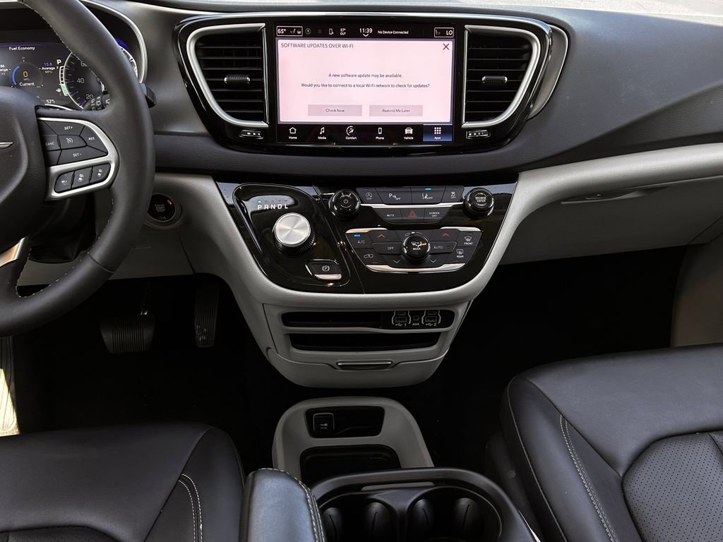 Used 2024 Chrysler Pacifica Touring-L image 17