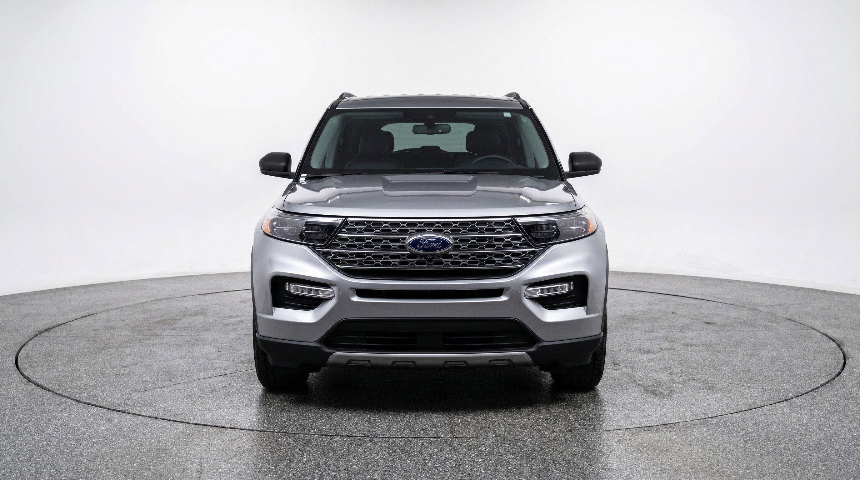 Used 2024 Ford Explorer XLT w/ Equipment Group 202A RWD image 2