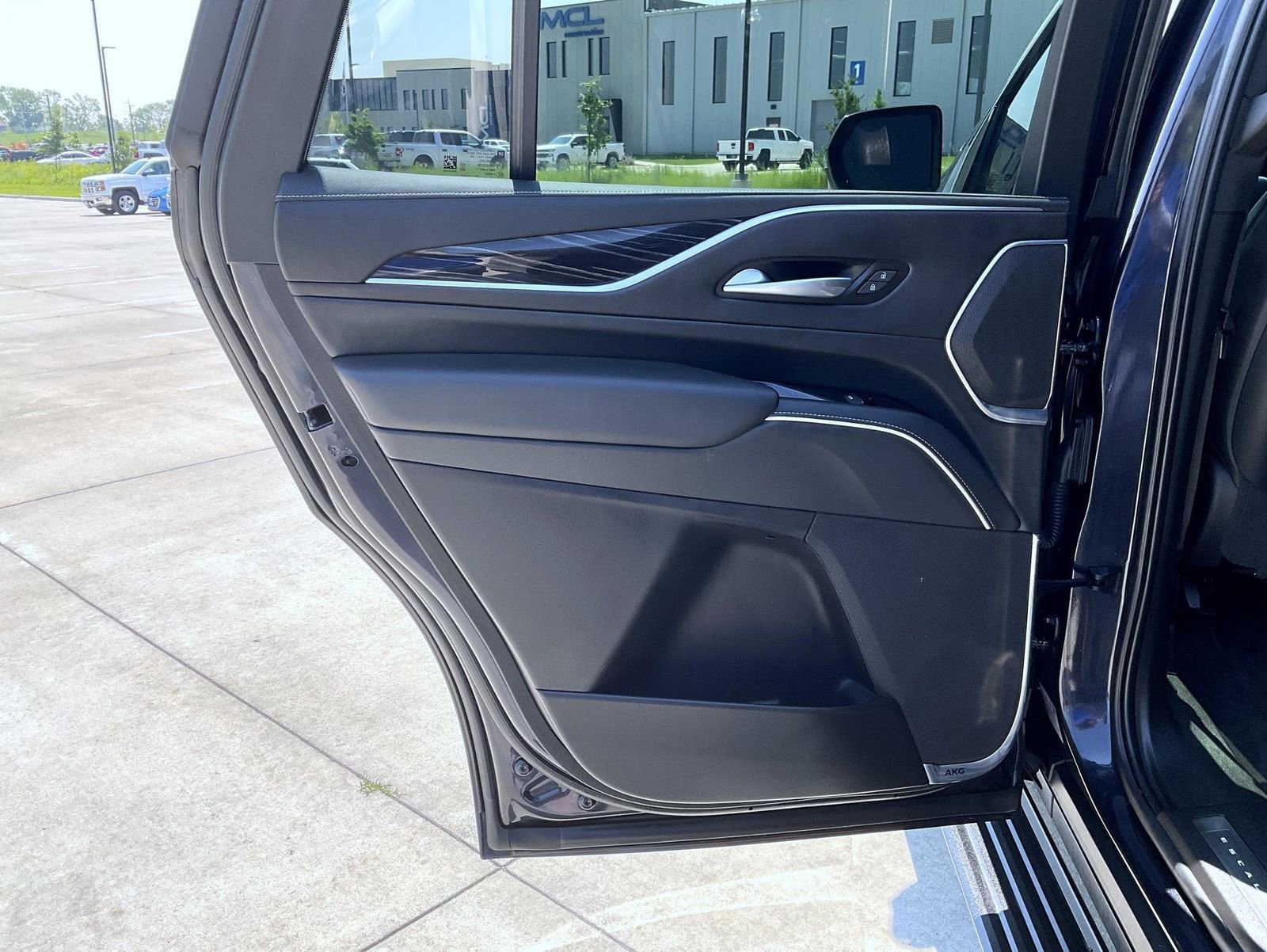 Used 2023 Cadillac Escalade Sport w/ LPO, ONYX Package image 23