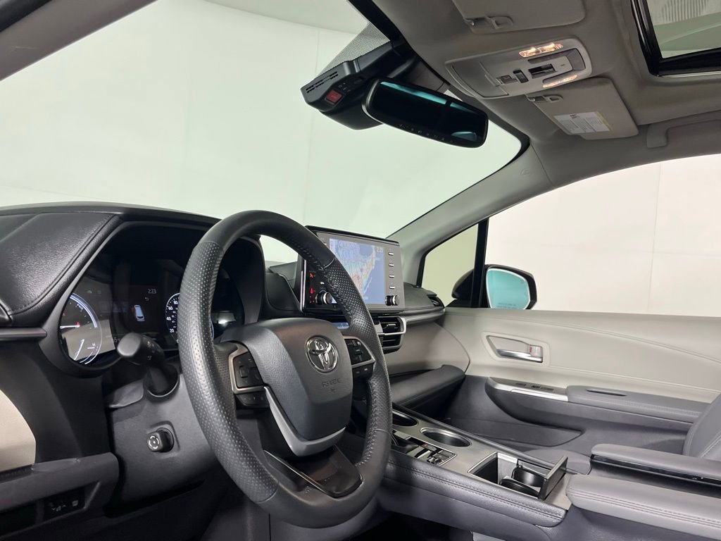 Used 2024 Toyota Sienna Limited image 18