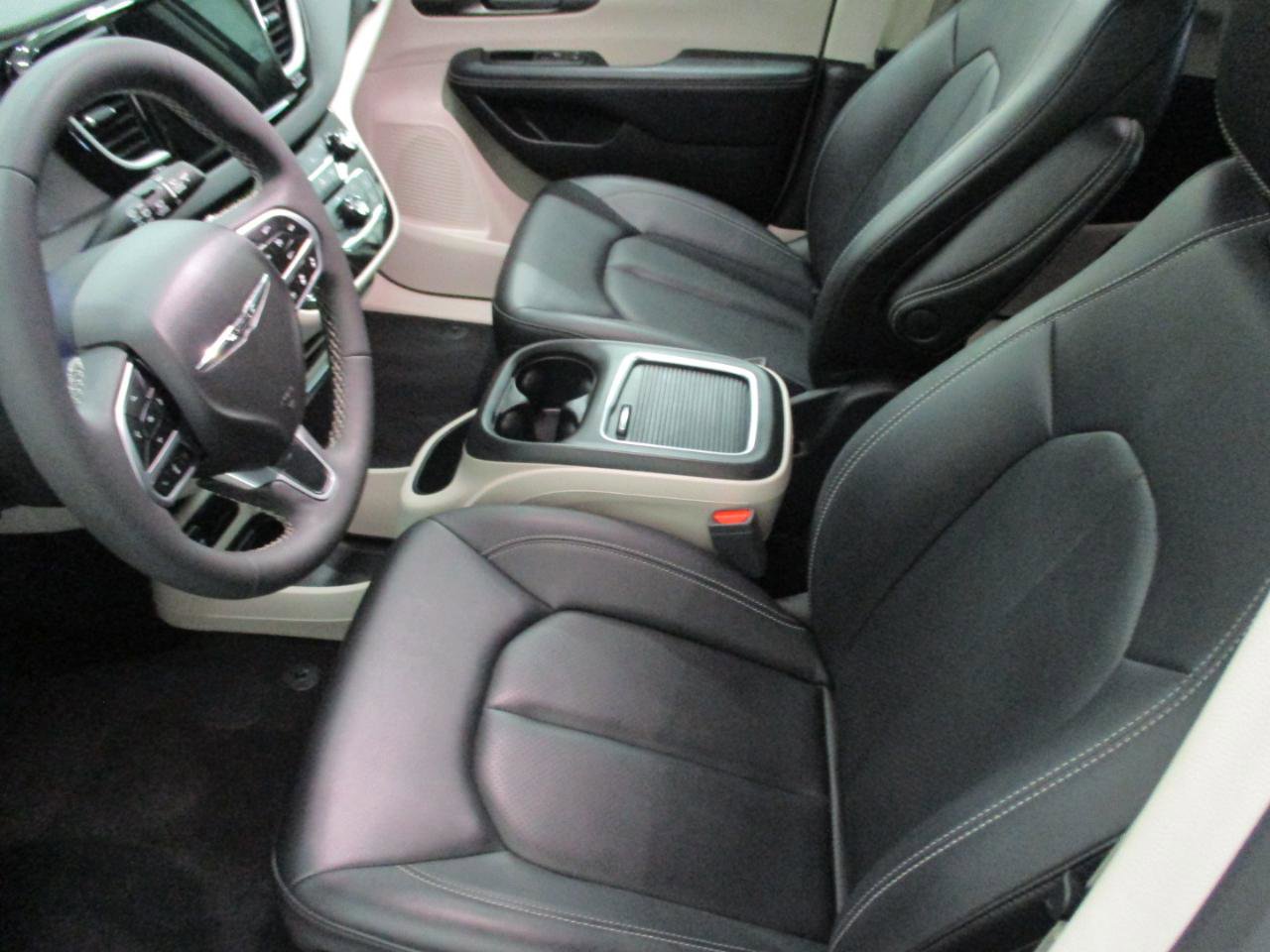 Used 2024 Chrysler Pacifica Touring-L image 9