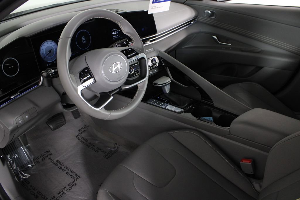 Certified 2025 Hyundai Elantra SEL FWD image 18