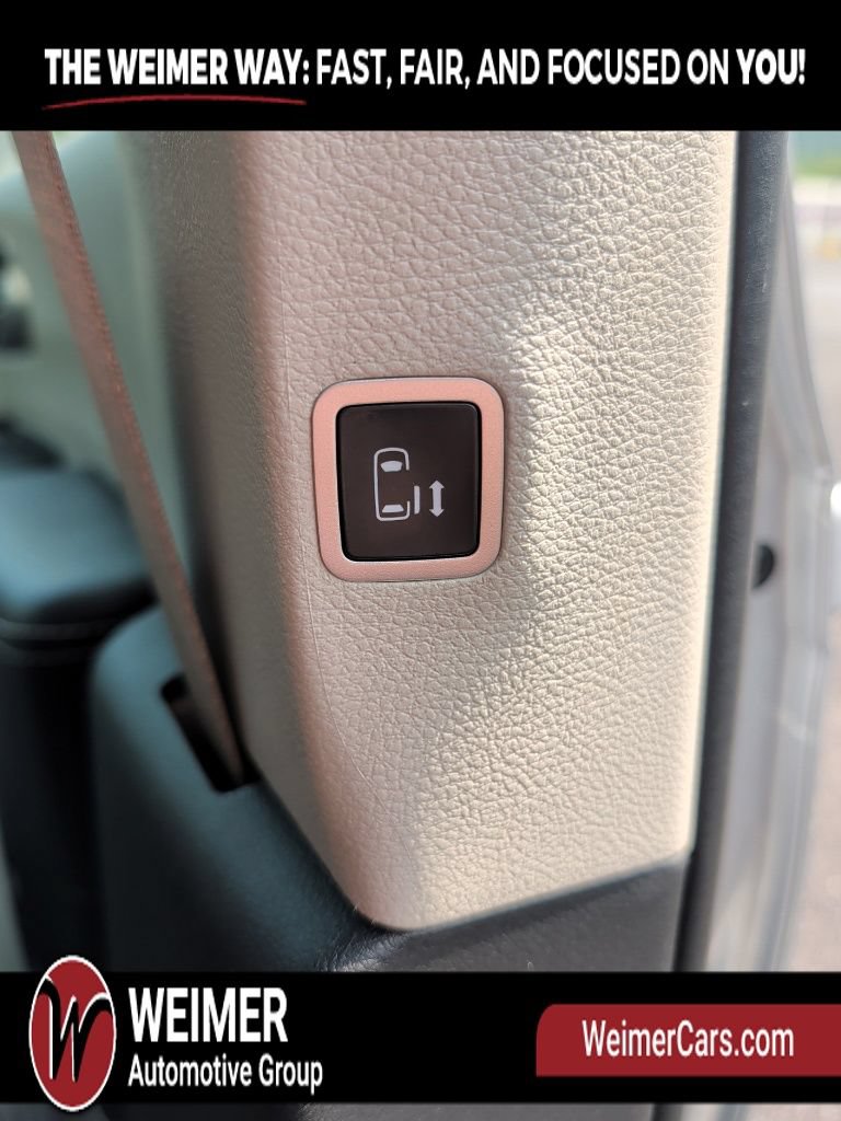 Used 2024 Chrysler Pacifica Touring-L FWD image 21