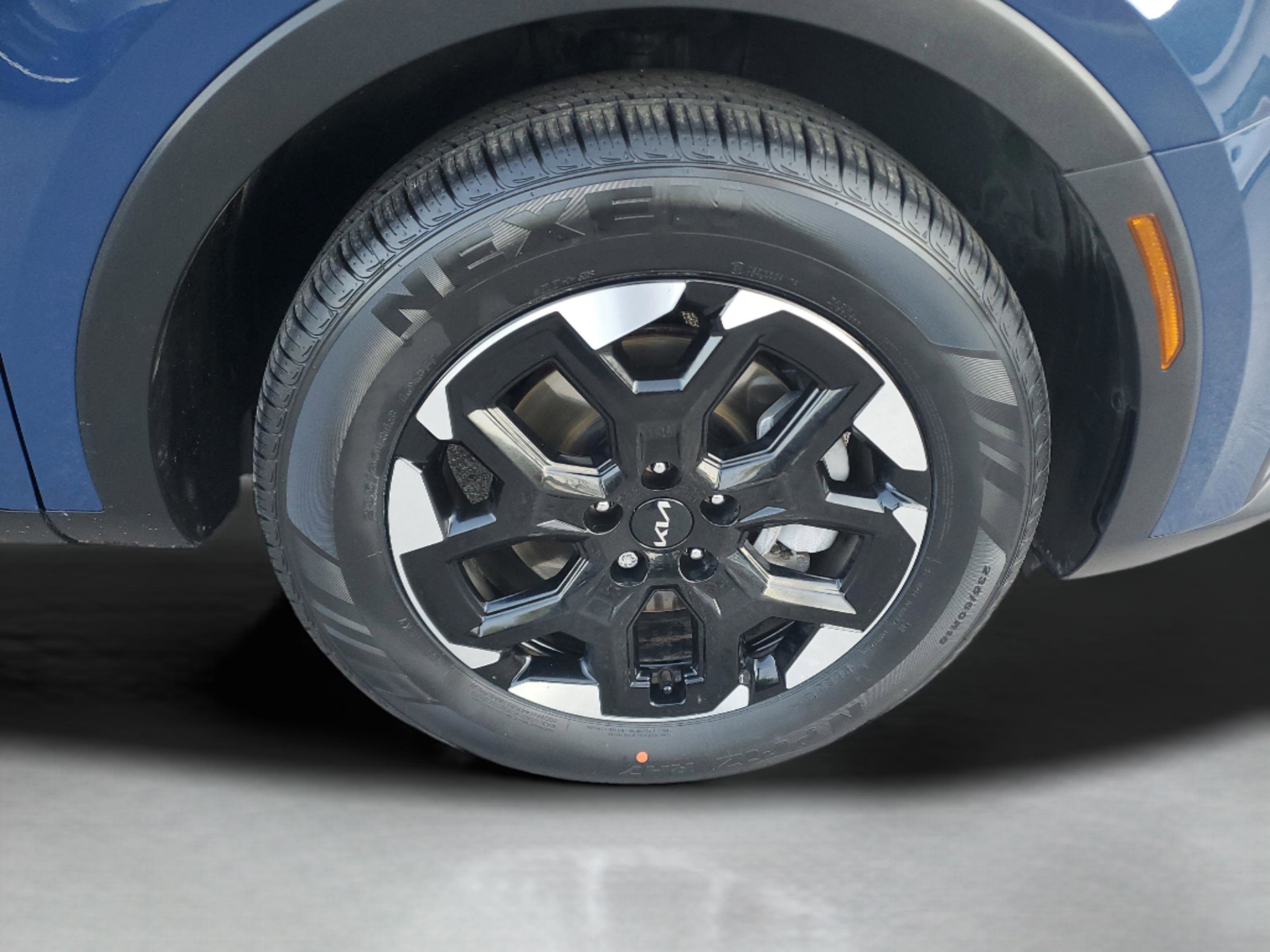 Certified 2025 Kia Sorento S image 6